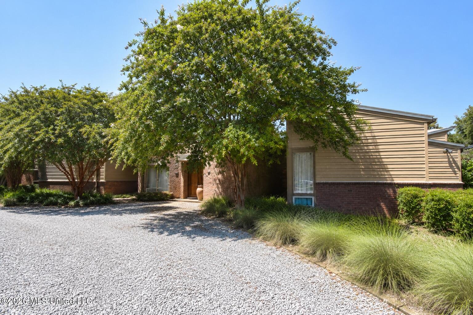 1001 Robert E Lee Drive