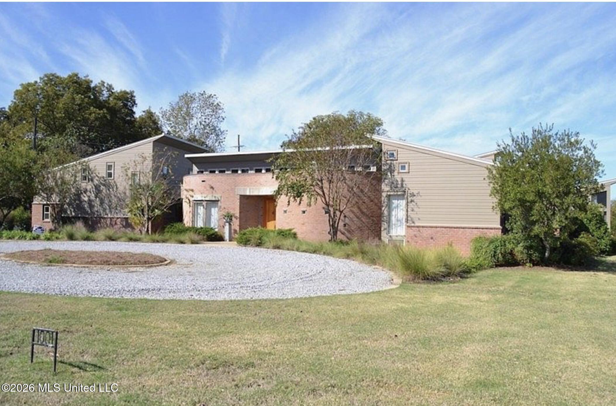 1001 Robert E Lee Drive