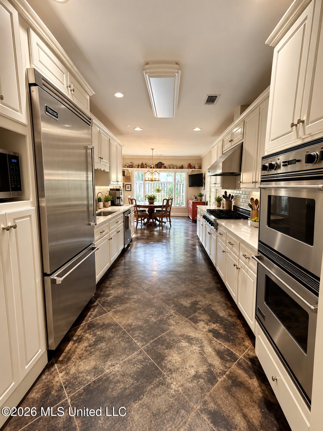 1006 River Birch Cove