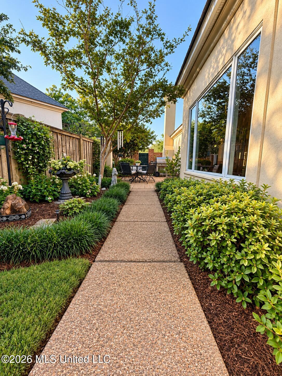 1006 River Birch Cove