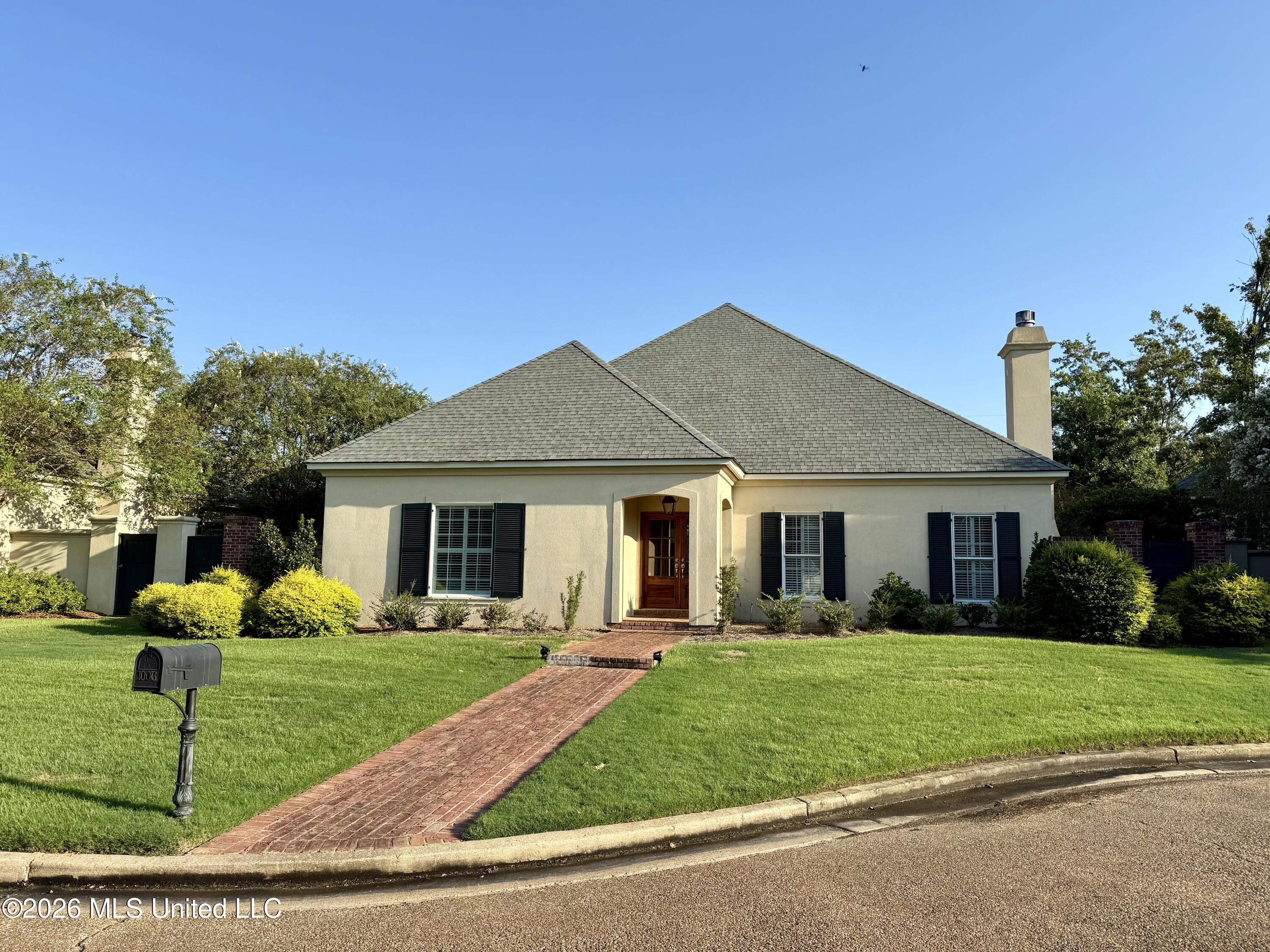 1006 River Birch Cove