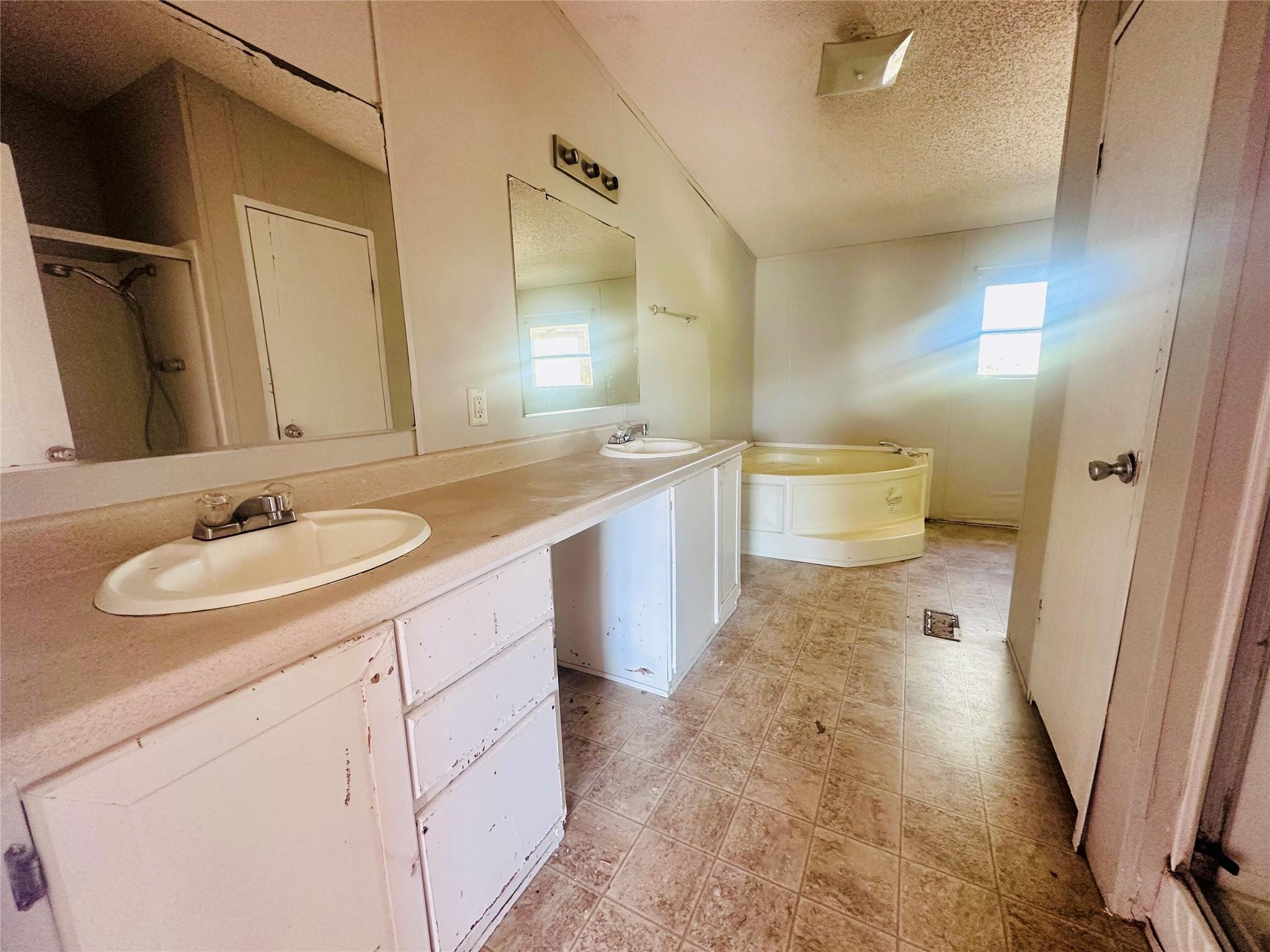 1400 Shawnee Circle CIR