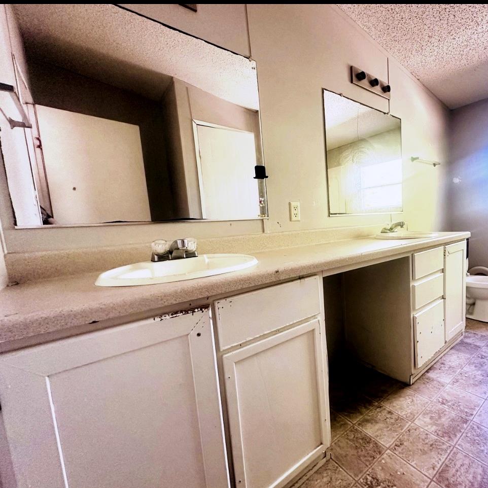 1400 Shawnee Circle CIR