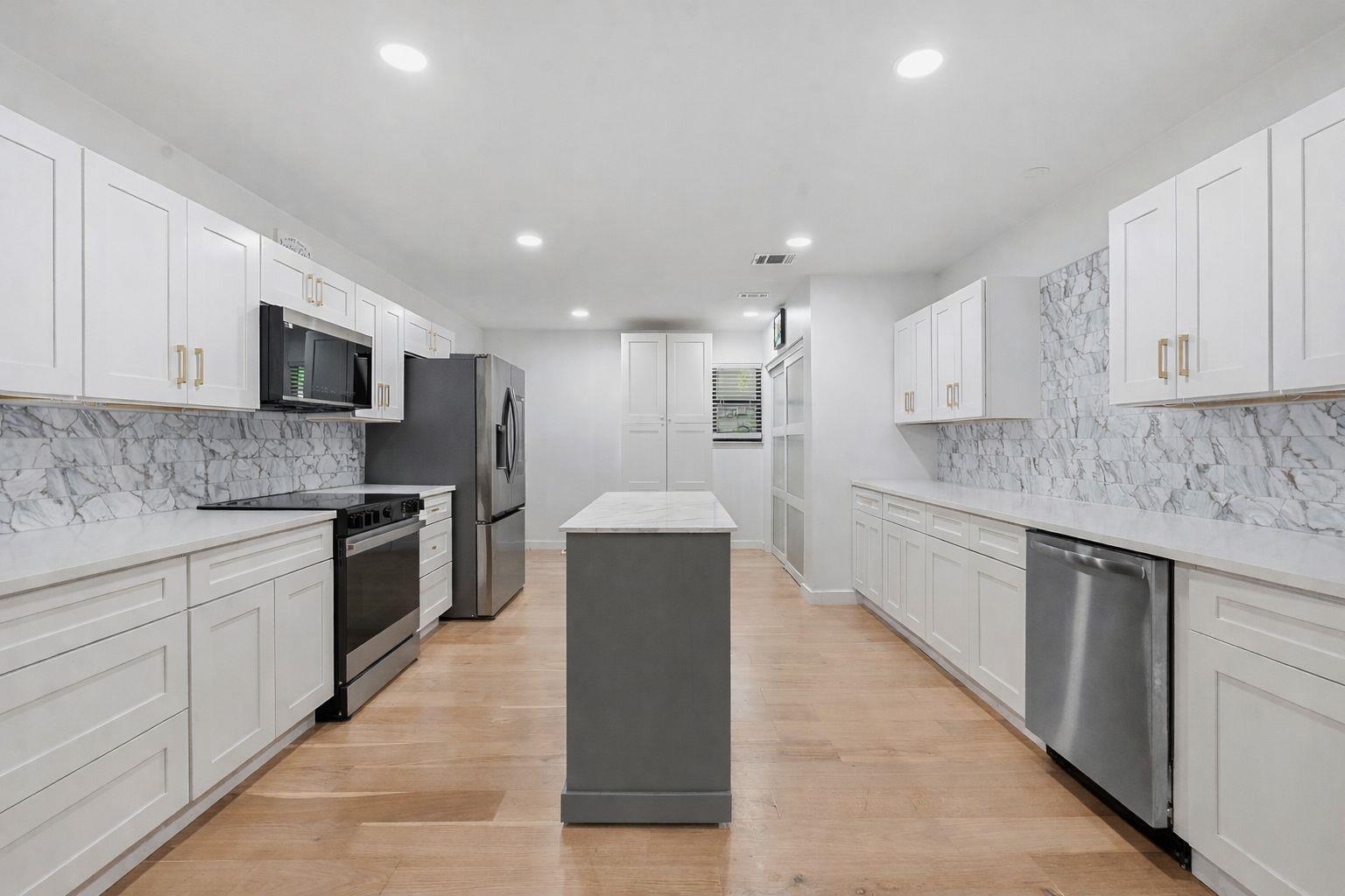 7803 Manassas DR