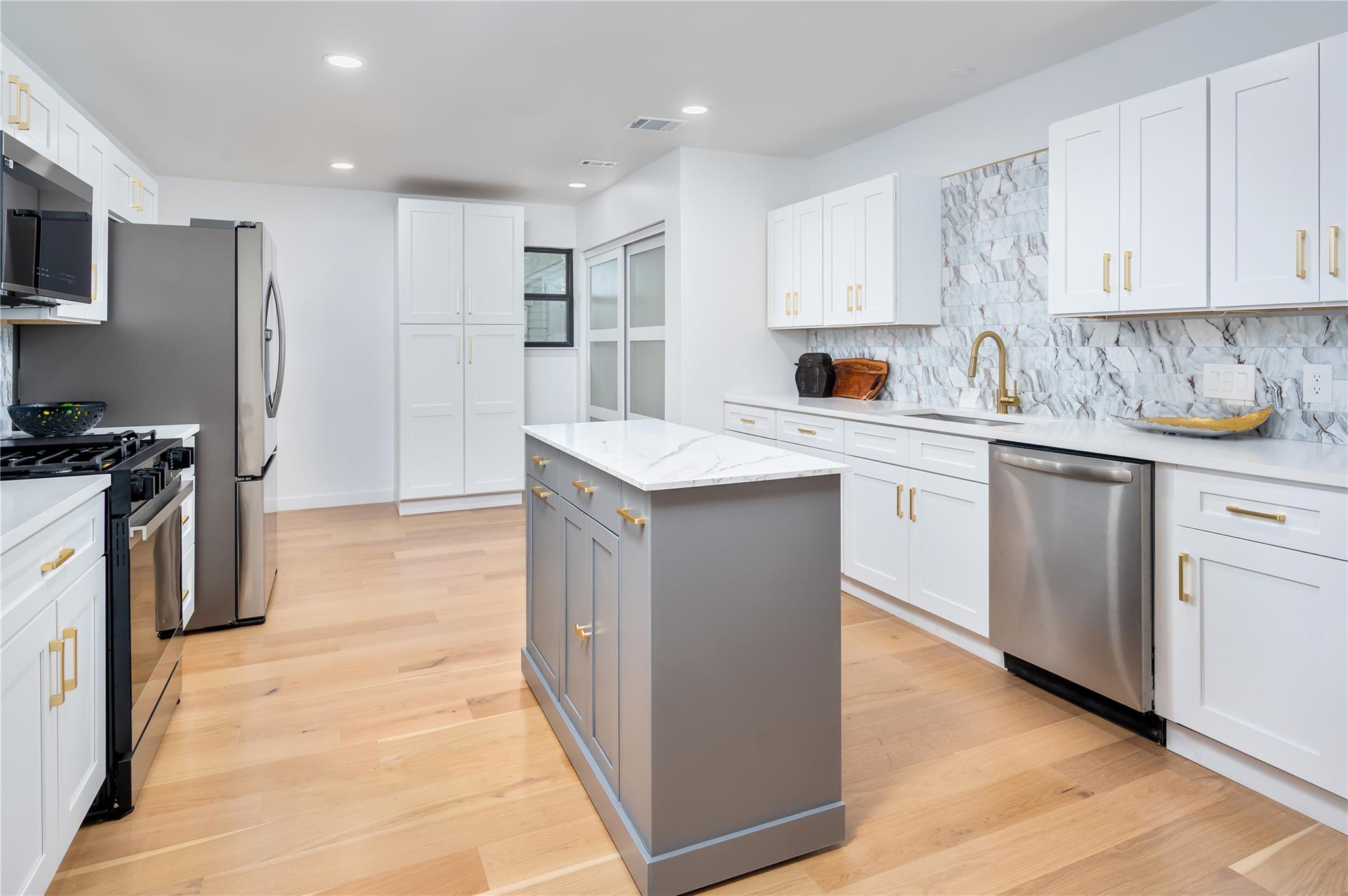 7803 Manassas DR