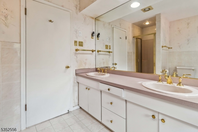 18 Oak Park Dr