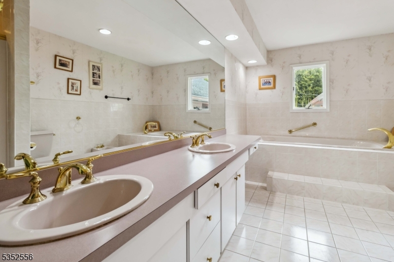 18 Oak Park Dr