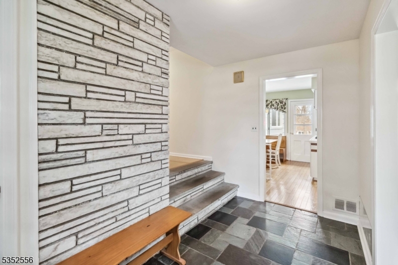 18 Oak Park Dr