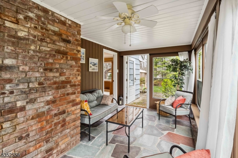 18 Oak Park Dr