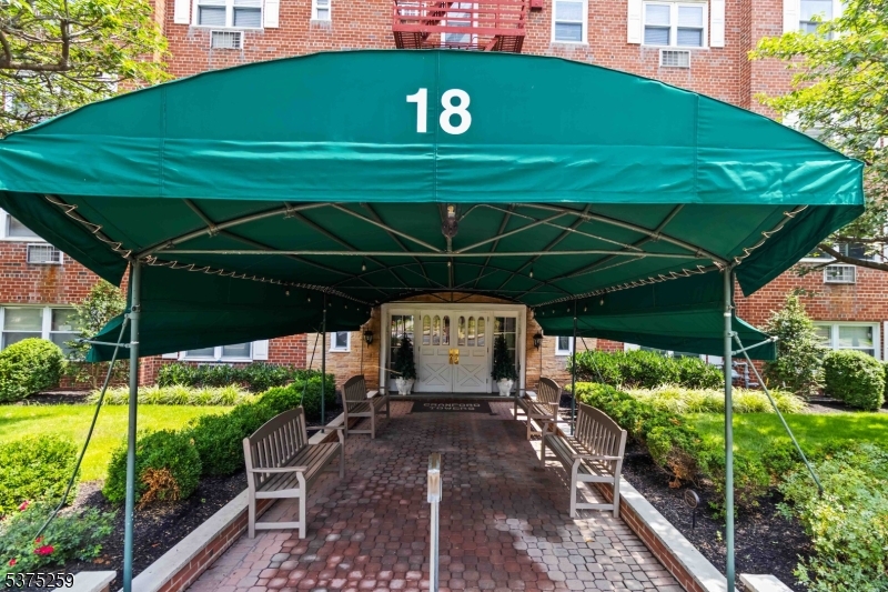 18 Springfield Ave 2B