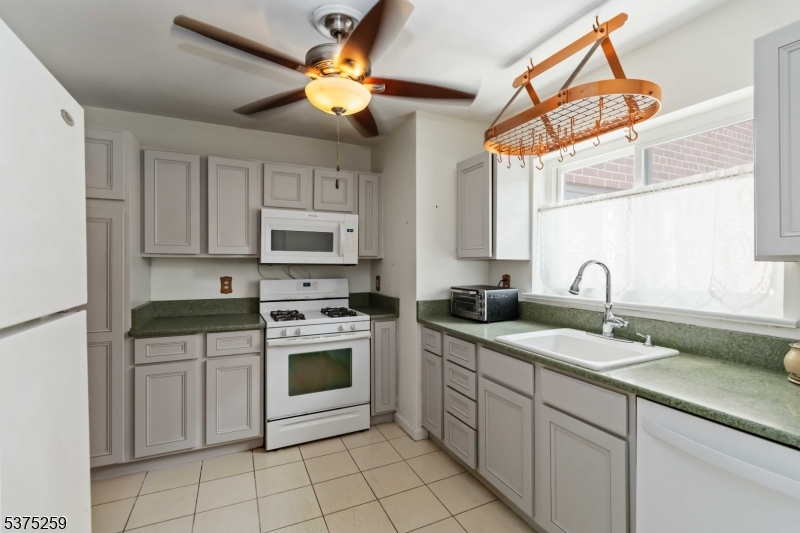 18 Springfield Ave 2B