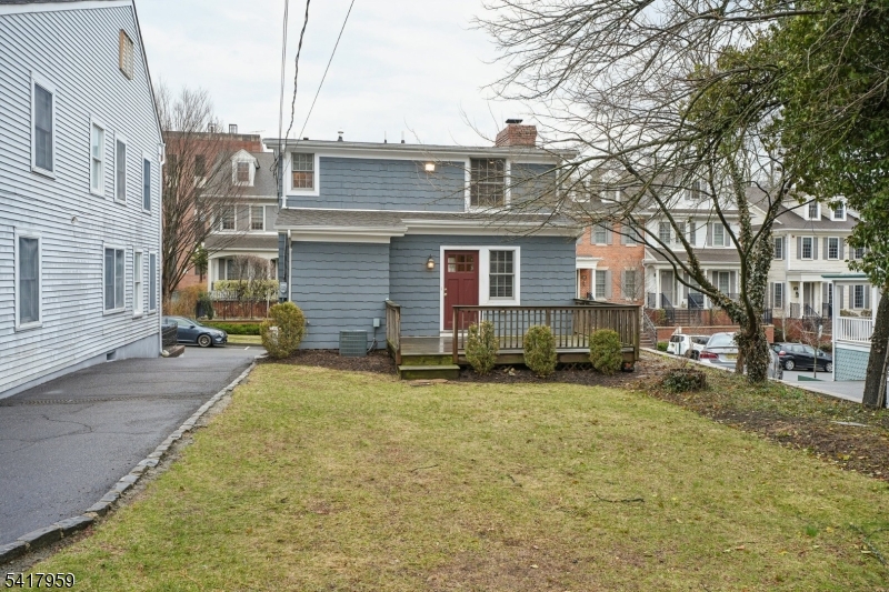 35 Dehart St