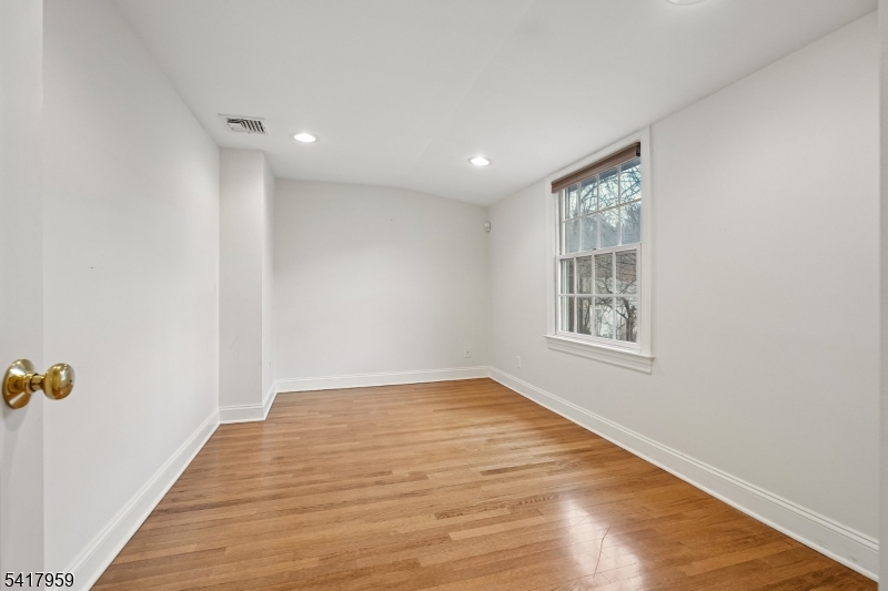 35 Dehart St