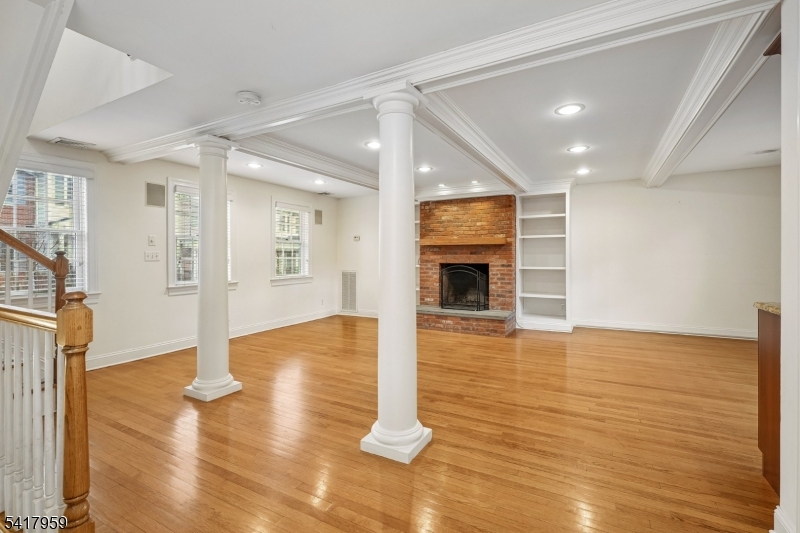 35 Dehart St