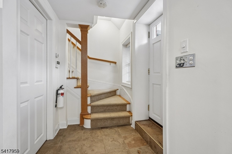 35 Dehart St