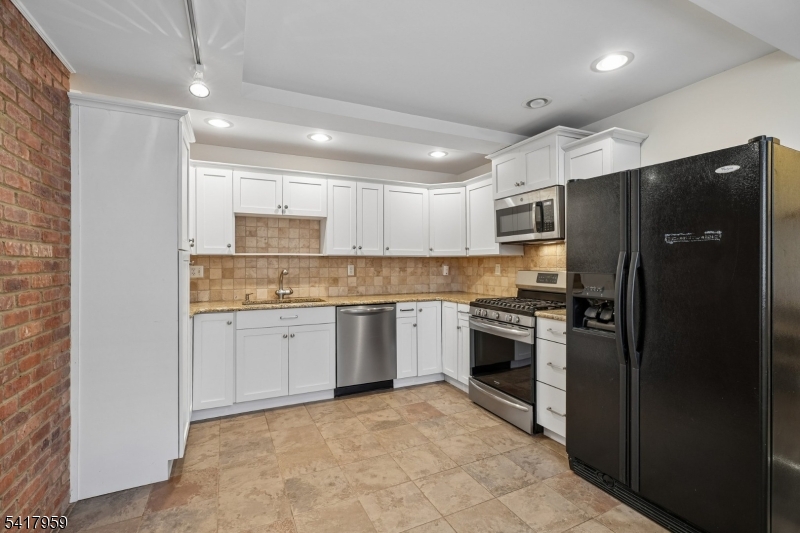 35 Dehart St