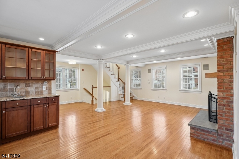 35 Dehart St