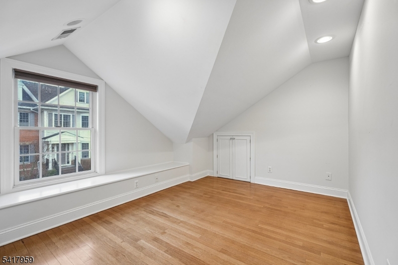 35 Dehart St