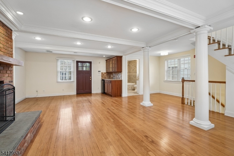 35 Dehart St