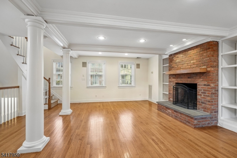 35 Dehart St