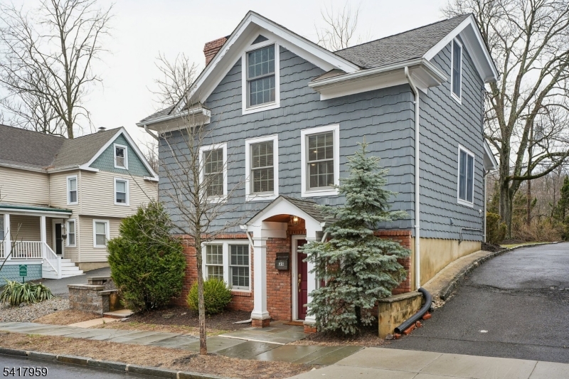 35 Dehart St