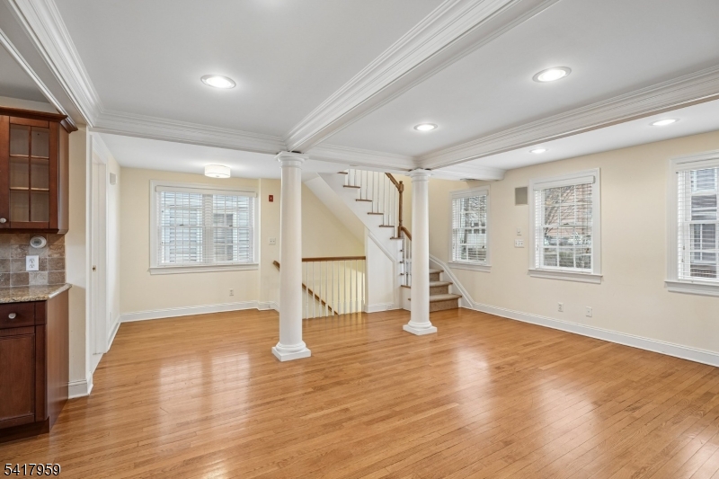 35 Dehart St