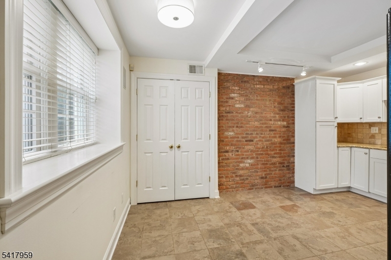 35 Dehart St
