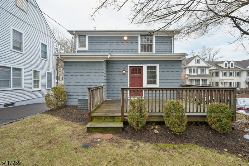 35 Dehart St