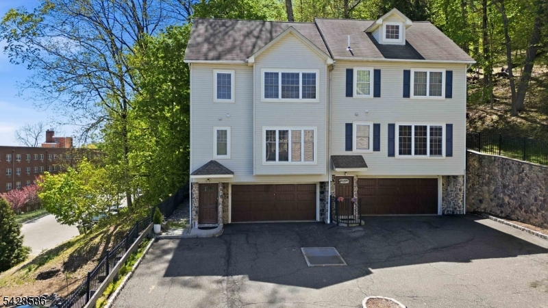 1 Entrance Ave