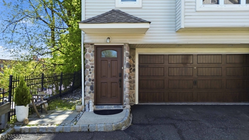 1 Entrance Ave