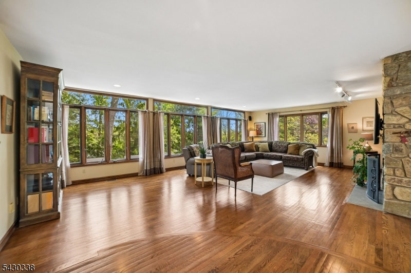 11 Hawthorne Ct