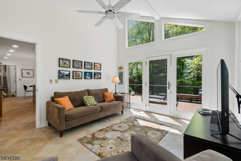 10 Hawthorne Ct