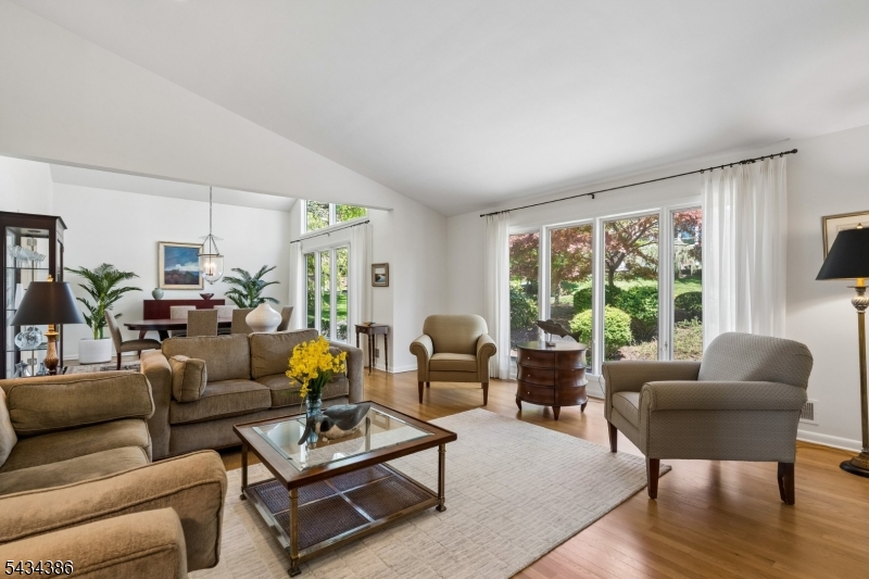 10 Hawthorne Ct