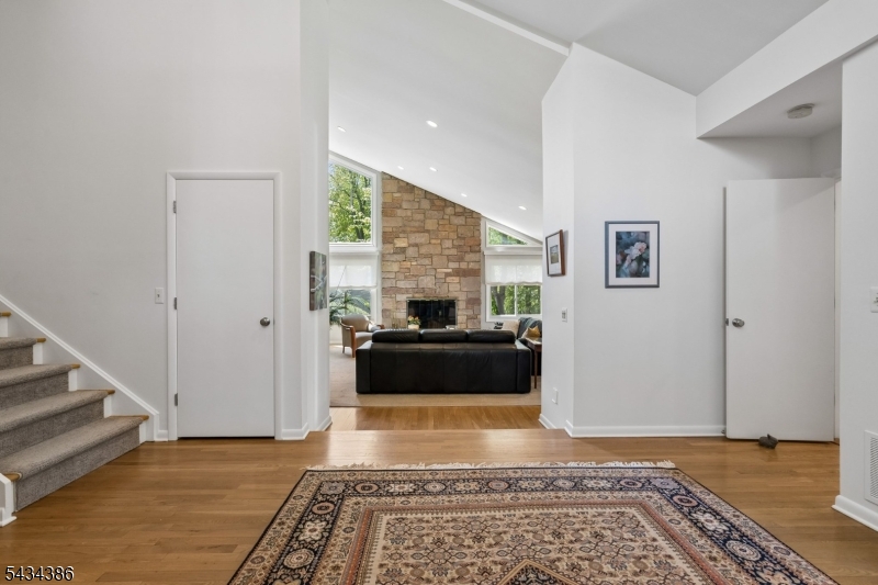 10 Hawthorne Ct