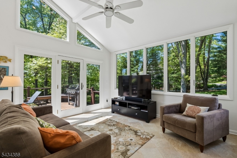 10 Hawthorne Ct