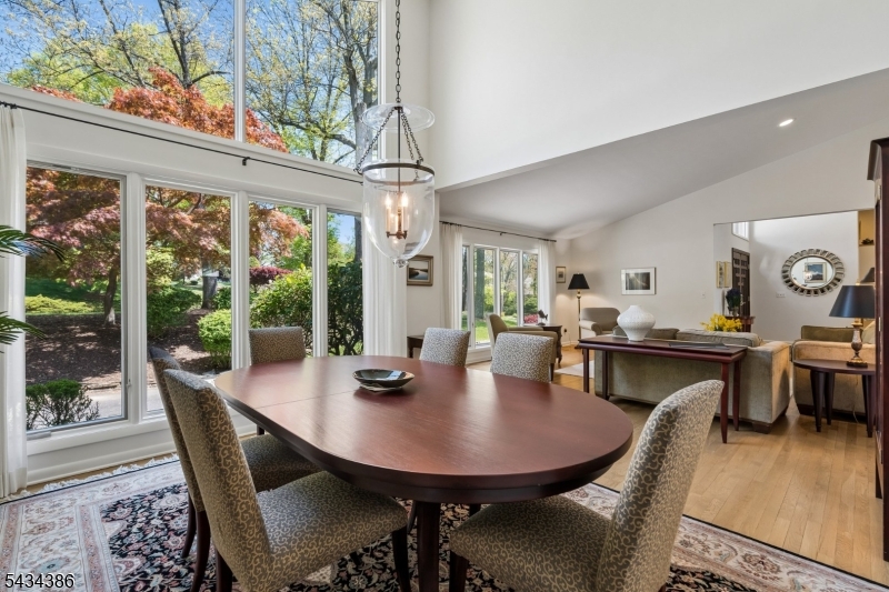 10 Hawthorne Ct