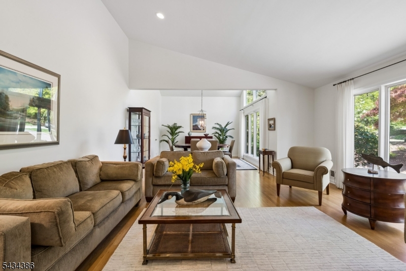 10 Hawthorne Ct