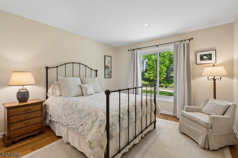 10 Hawthorne Ct