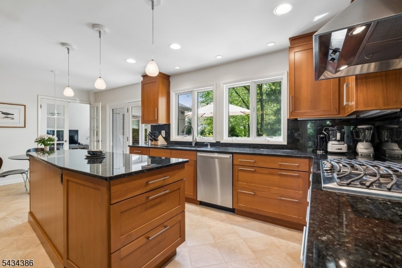 10 Hawthorne Ct