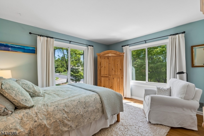10 Hawthorne Ct
