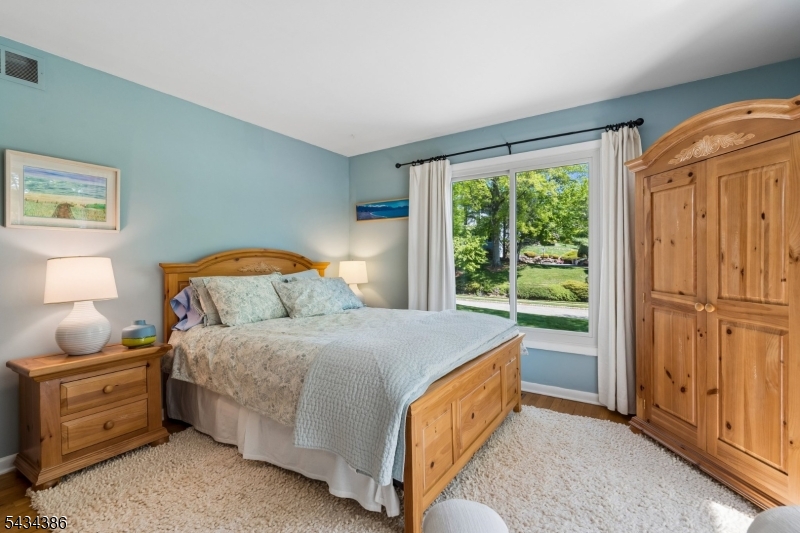 10 Hawthorne Ct