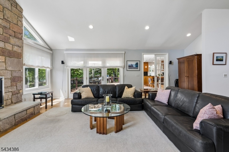 10 Hawthorne Ct