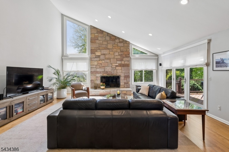 10 Hawthorne Ct