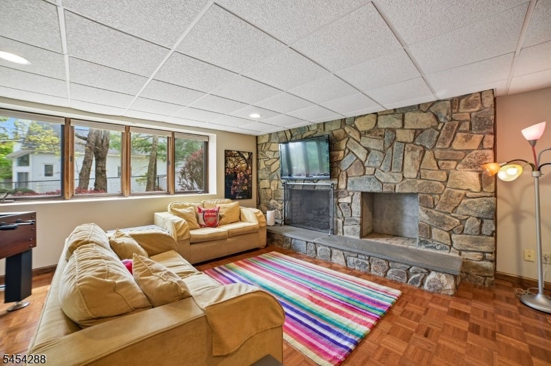 11 Hawthorne Ct