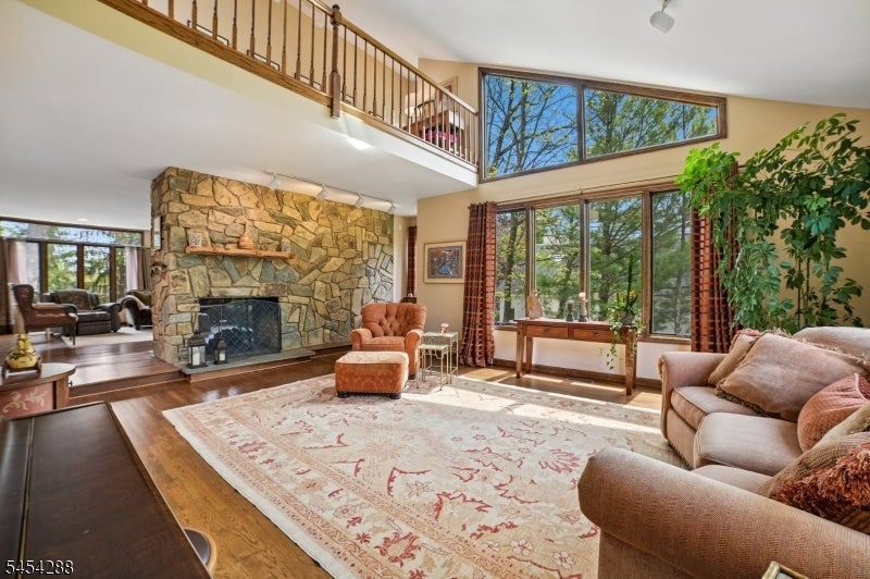 11 Hawthorne Ct