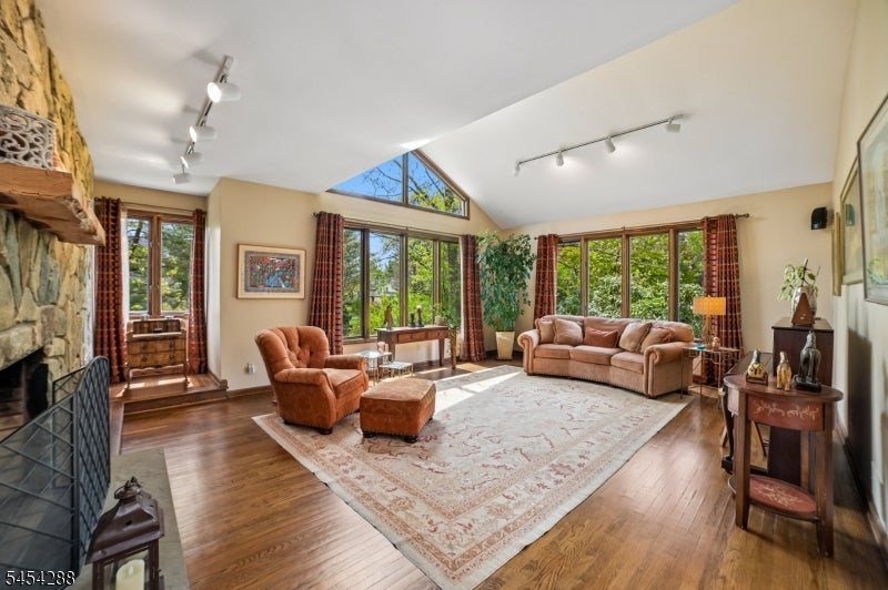 11 Hawthorne Ct