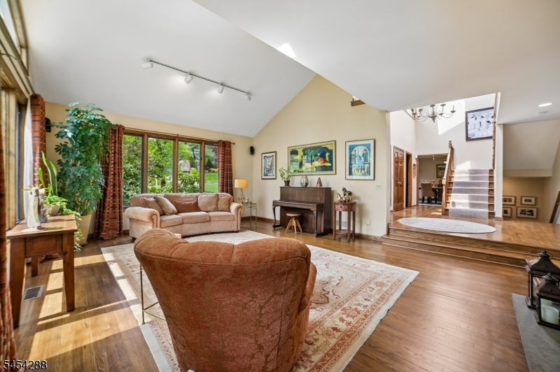 11 Hawthorne Ct