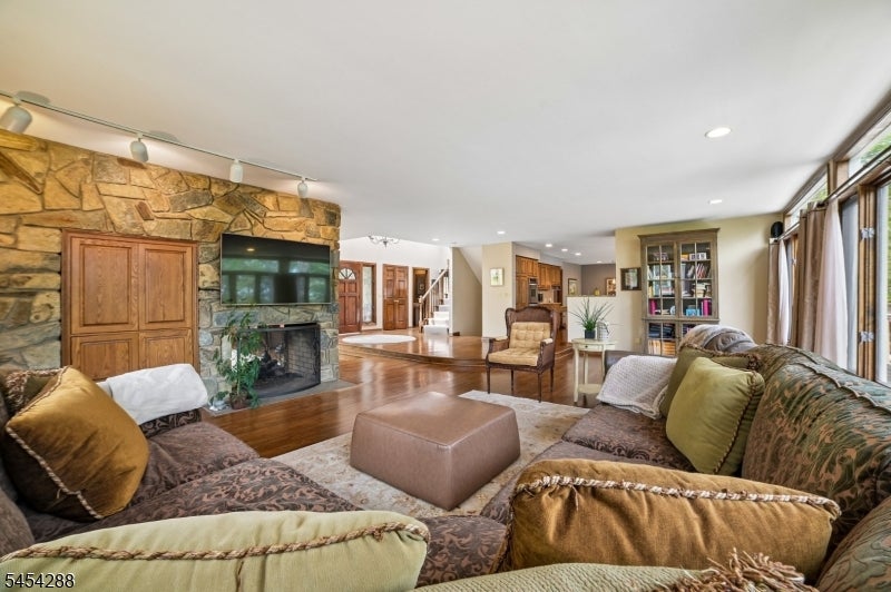11 Hawthorne Ct