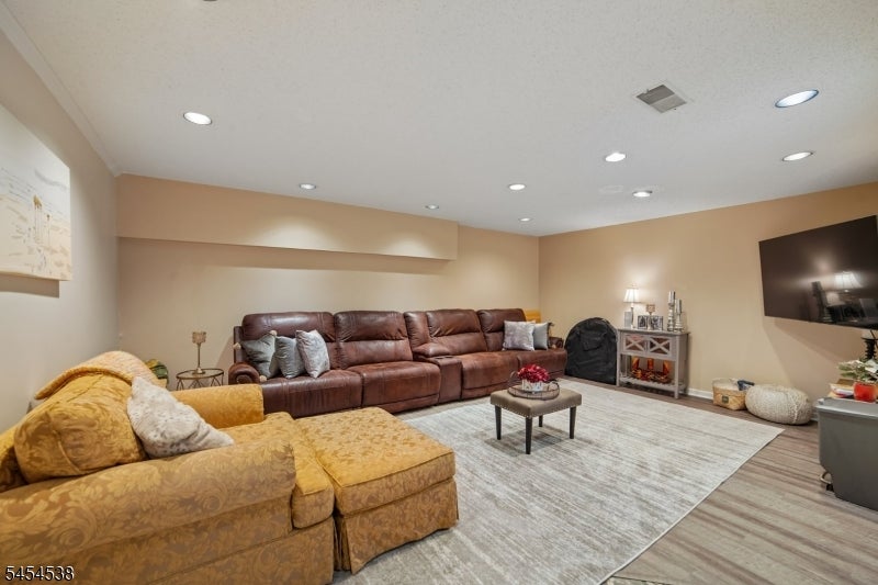 6 Hancock Dr