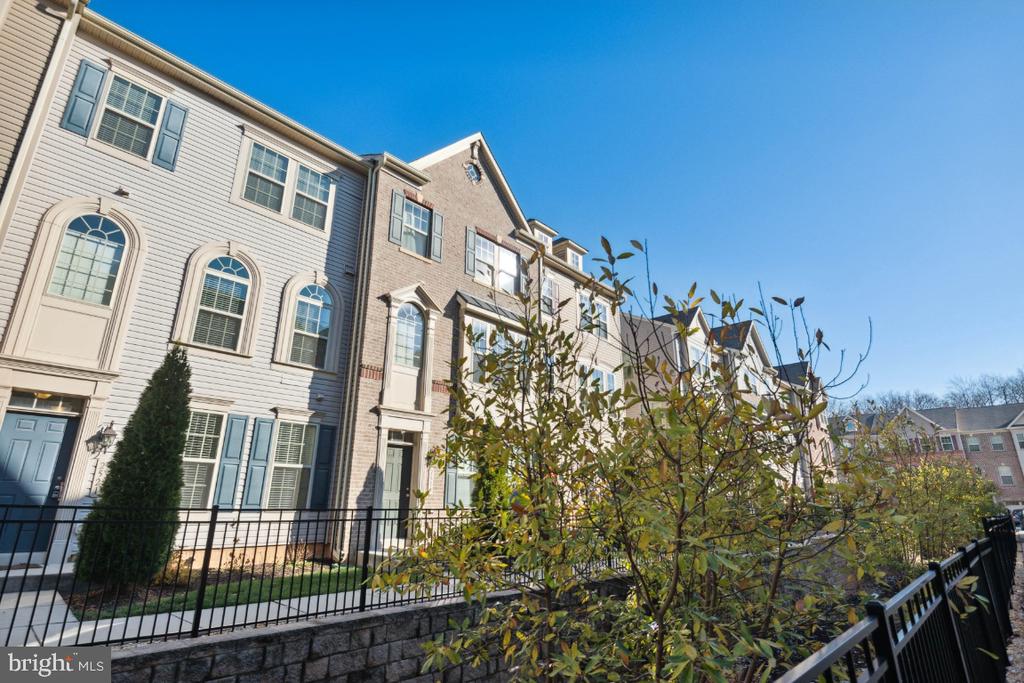 2521 FRANCIS LANE